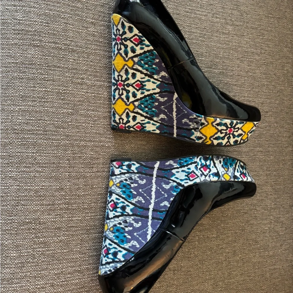 Steve Madden Black Wedges with Multicolor Pattern, Size 10 - Picture 9 of 9